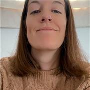 Soy graduada en comunicación audiovisual con un máster en postproducción: composición y efectos visuales. Además tengo una productora propia. Tengo experiencia cómo fotógrafa y videógrafa, tanto en la teoría cómo el la práctica